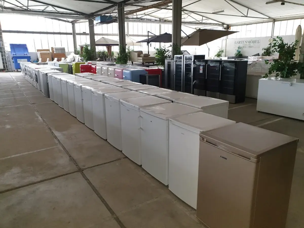 Reihe weißer Kühlschränke in der Ausstellungshalle von Kellings Haushaltsgeräte