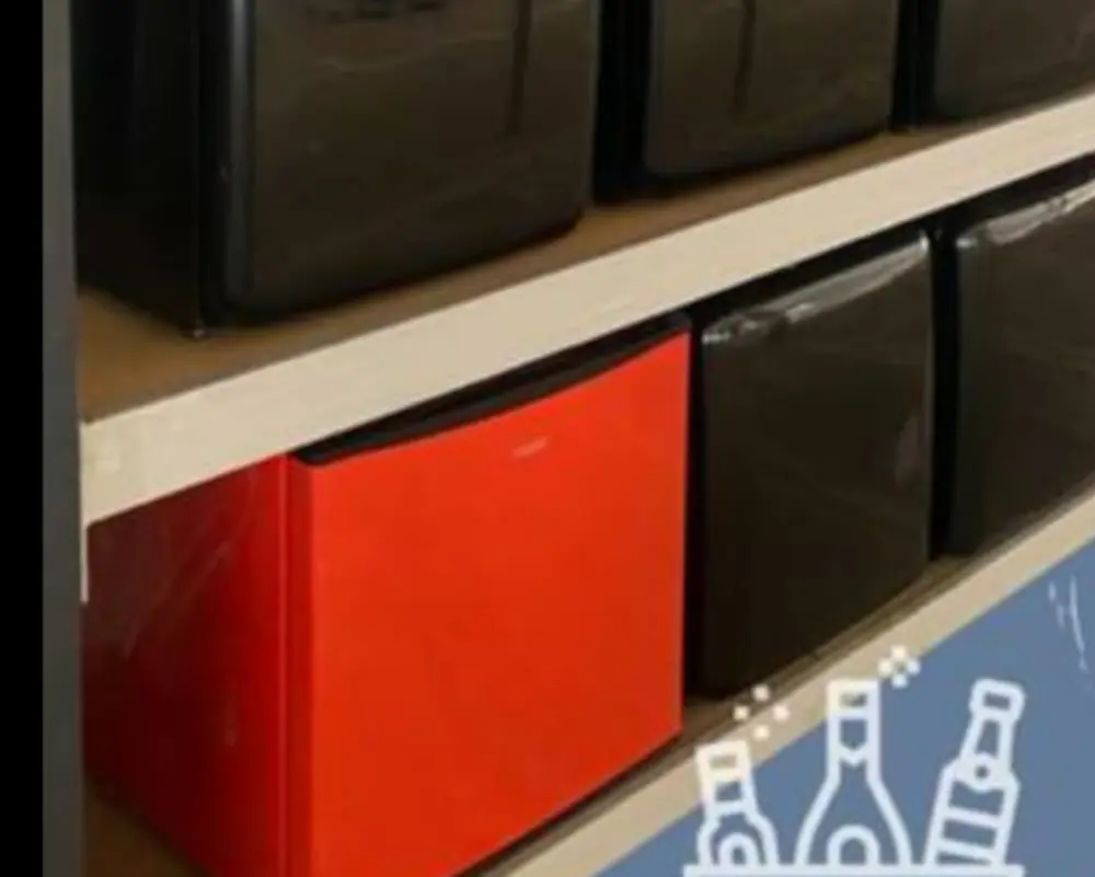 Schwarze und rote Retro-Minibars